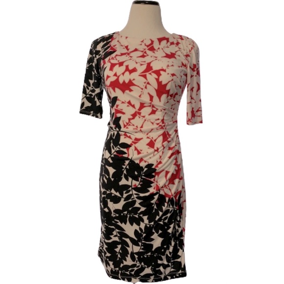 Sandra Darren Dresses & Skirts - Sandra Darren floral cinched waist dress.  Size 4